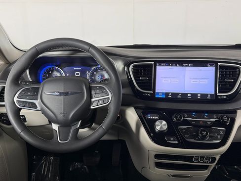 Used 2024 Chrysler Pacifica Touring-L image 30