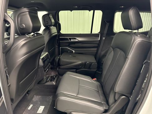 Used 2025 Jeep Wagoneer Series II w/ Convenience Group I image 11