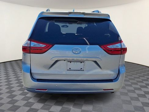 Used 2019 Toyota Sienna XLE w/ XLE Navigation Package FWD image 7