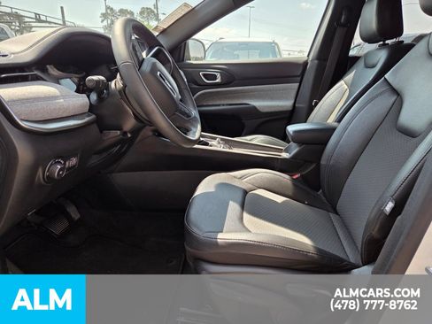 Used 2025 Jeep Compass Latitude AWD/4WD image 6