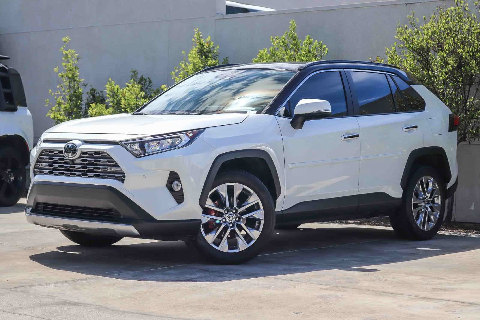 Used 2020 Toyota RAV4 Limited FWD image 1