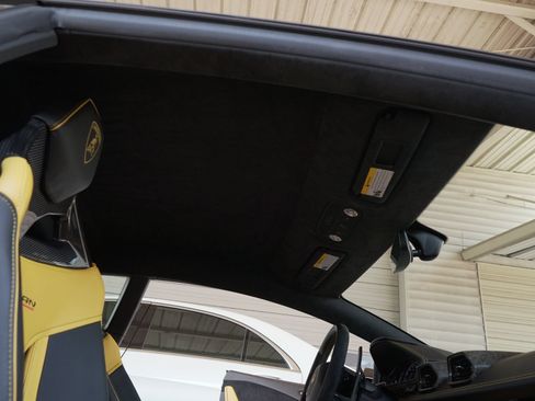 Used 2021 Lamborghini Huracan EVO RWD image 18
