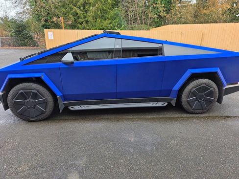 Used 2024 Tesla Cybertruck AWD Crew Cab image 4