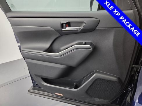 Used 2022 Toyota Highlander XLE image 26