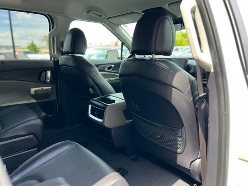 Used 2025 Kia Carnival EX FWD image 33
