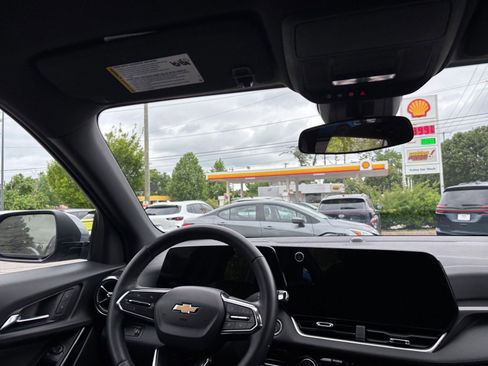 Used 2025 Chevrolet Equinox LT FWD image 34