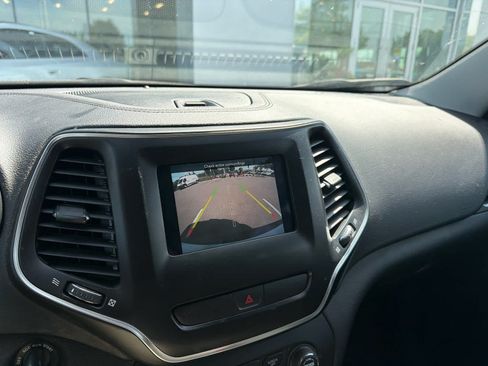 Used 2020 Jeep Cherokee Latitude w/ Cold Weather Group FWD image 12