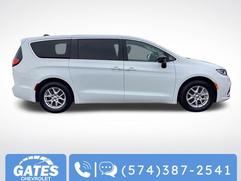 Used 2024 Chrysler Pacifica Touring-L image 11