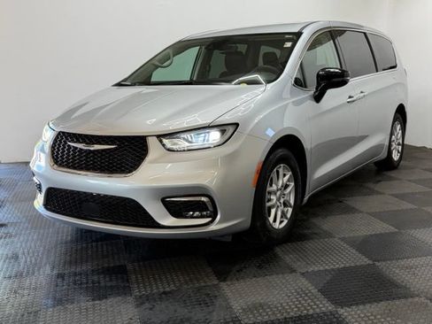 Used 2024 Chrysler Pacifica Touring-L FWD image 5