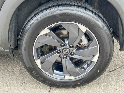 Used 2025 Nissan Rogue SV FWD image 11