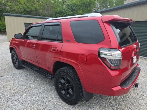 Certified 2018 Toyota 4Runner SR5 AWD/4WD image 4