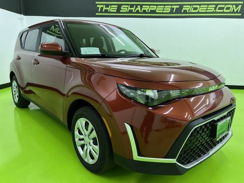 Used 2024 Kia Soul LX FWD image 2