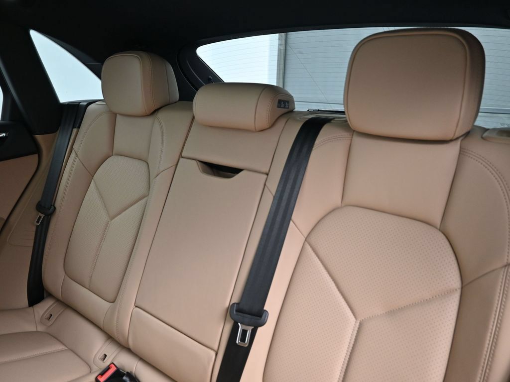 Used 2026 Porsche Macan AWD/4WD image 6