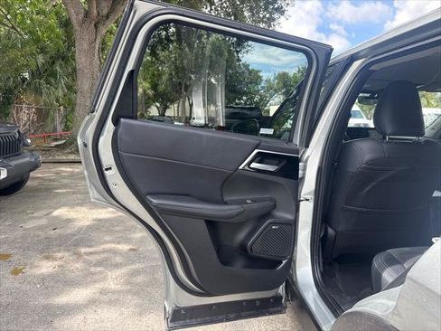 Used 2025 Mitsubishi Outlander SE AWD/4WD image 17