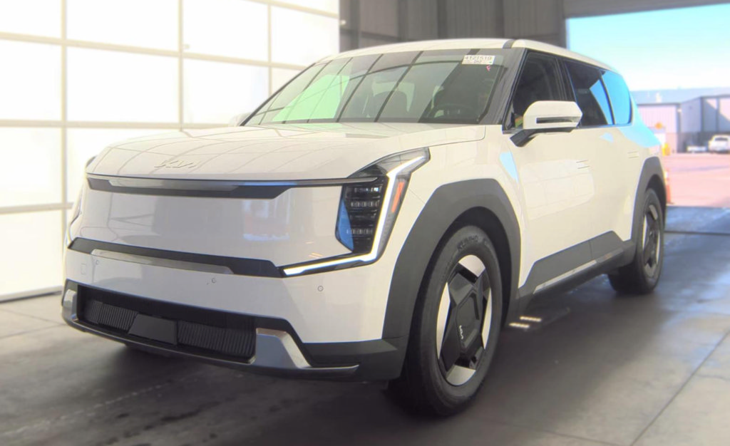 Used 2024 Kia EV9 Light Long Range RWD image 4