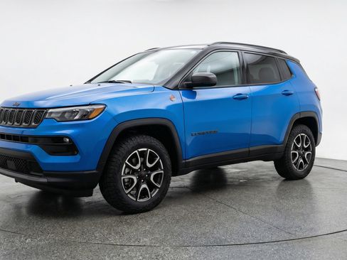 Used 2025 Jeep Compass Trailhawk image 3