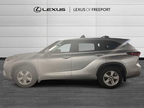 Used 2020 Toyota Highlander LE AWD/4WD image 4