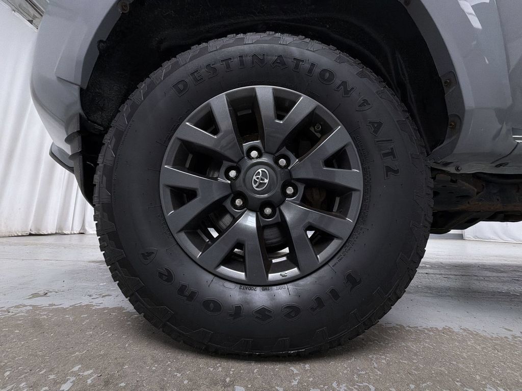 Used 2021 Toyota Tacoma SR5 AWD/4WD image 14