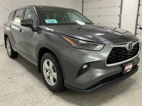 Used 2023 Toyota Highlander LE AWD/4WD image 4
