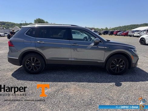 Used 2024 Volkswagen Tiguan SE w/ Panoramic Sunroof Package image 6