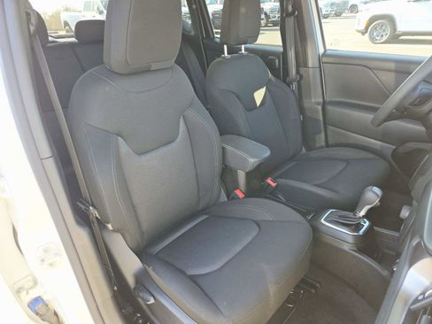 Used 2023 Jeep Renegade Latitude w/ Sun & Fun Group image 17