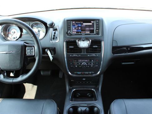 Used 2016 Chrysler Town & Country S w/ Driver Convenience Group FWD image 8