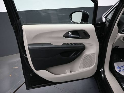 Used 2024 Chrysler Pacifica Touring-L FWD image 27