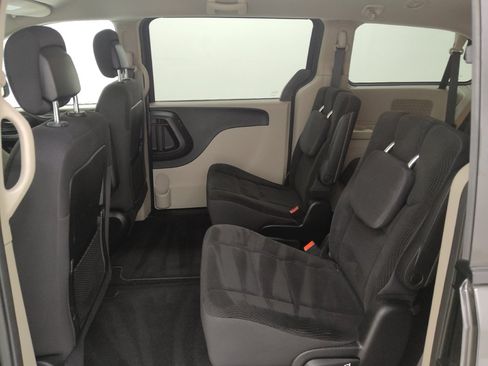 Used 2019 Dodge Grand Caravan SE w/ UConnect Hands-Free Group FWD image 18