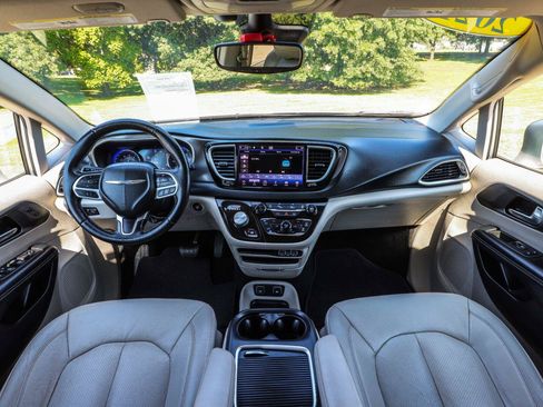 Used 2021 Chrysler Pacifica Touring-L FWD image 2