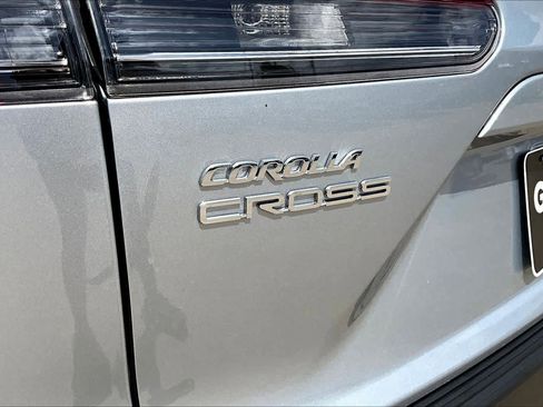 Used 2024 Toyota Corolla Cross XLE w/ Convenience Package image 31