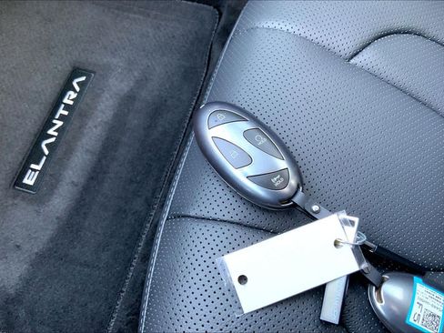 Used 2026 Hyundai Elantra Limited image 15