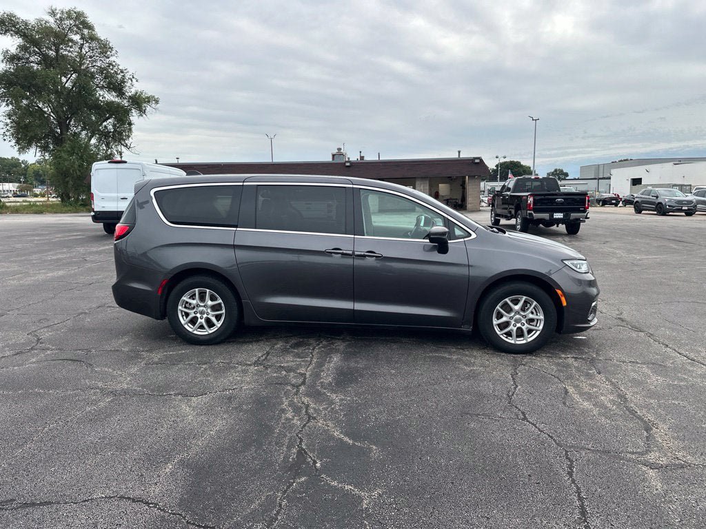 Used 2023 Chrysler Pacifica Touring-L FWD image 4