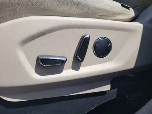 Used 2018 Ford Explorer XLT w/ Equipment Group 201A FWD image 13