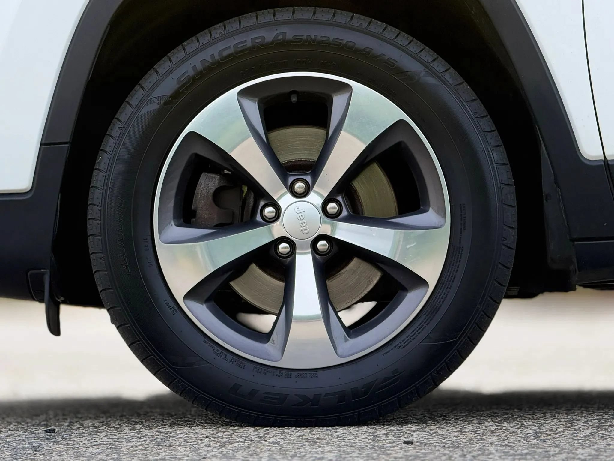 Used 2019 Jeep Cherokee Limited AWD/4WD image 30