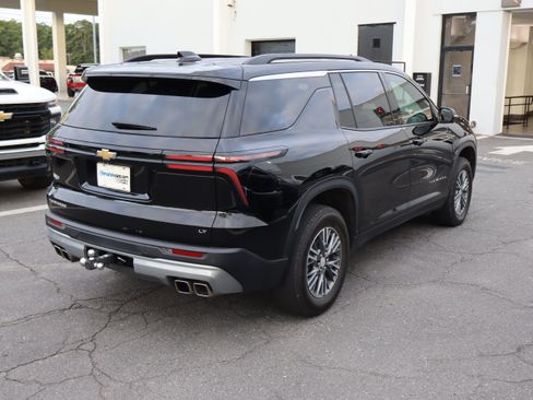 Used 2024 Chevrolet Traverse LT w/ Trailering Package FWD image 10