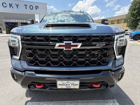 Used 2024 Chevrolet Silverado 2500 ZR2 w/ Technology Package AWD/4WD image 2