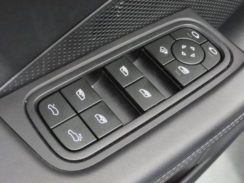 Certified 2025 Porsche Macan Electric RWD image 37