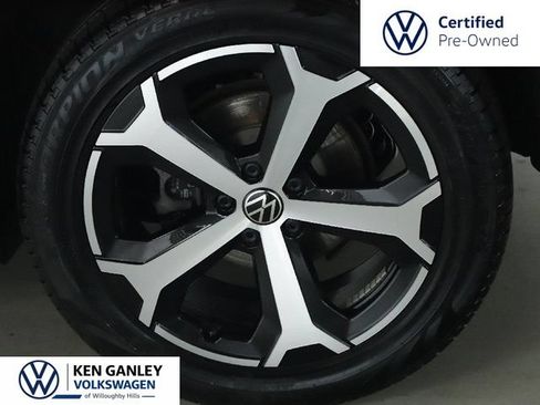 Used 2025 Volkswagen Tiguan SE AWD/4WD image 38