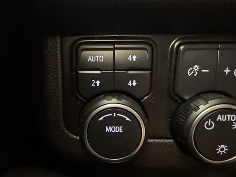 Used 2024 Chevrolet Tahoe Z71 w/ Luxury Package AWD/4WD image 27