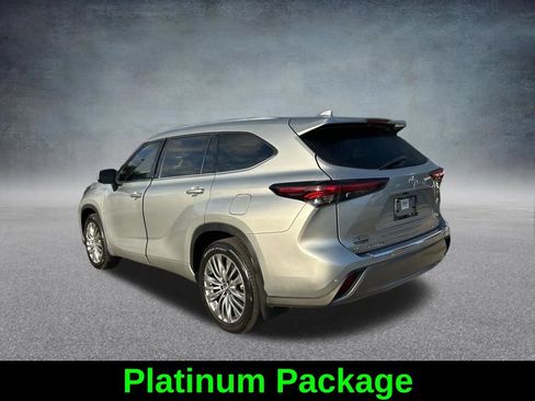 Used 2024 Toyota Highlander Platinum FWD image 7