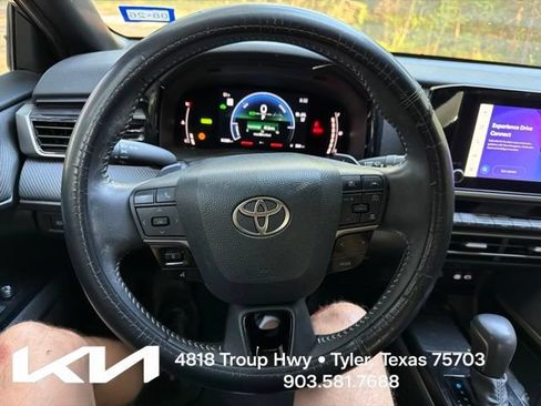 Used 2025 Toyota Camry SE FWD image 19