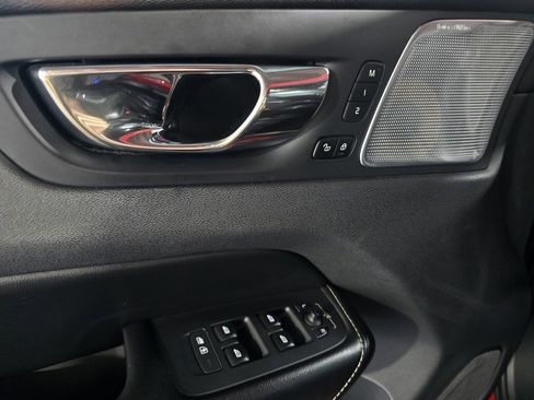 Used 2018 Volvo XC60 T8 R-Design image 13