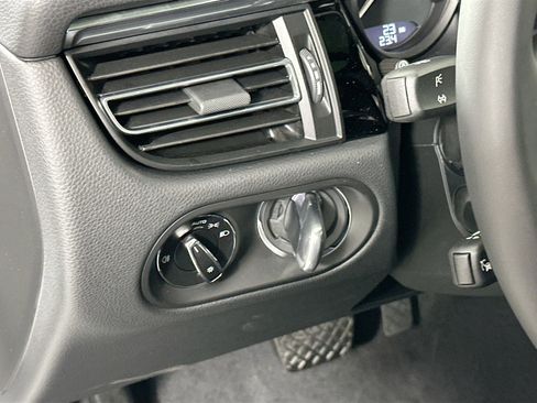 Certified 2025 Porsche Macan image 34