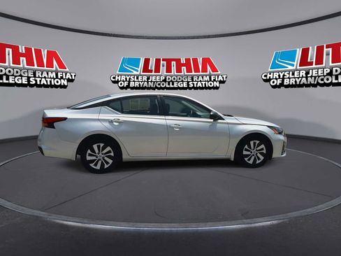 Used 2024 Nissan Altima 2.5 S FWD image 9
