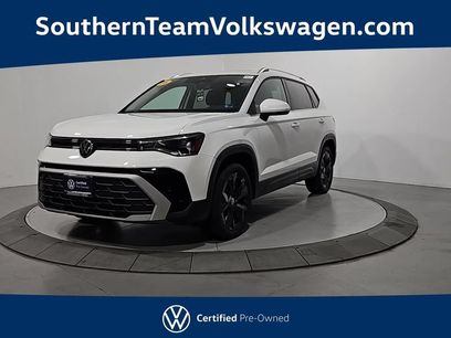 Used 2025 Volkswagen Taos SE w/ Panoramic Sunroof Package