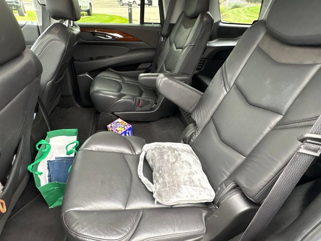 Used 2018 Cadillac Escalade Luxury AWD/4WD image 11