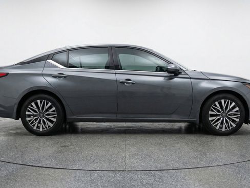 Used 2025 Nissan Altima 2.5 SV image 11