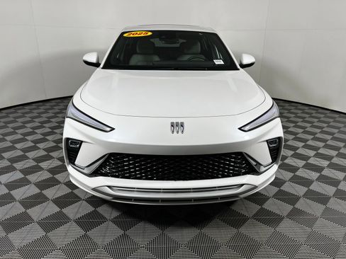 Used 2025 Buick Envista Avenir image 2