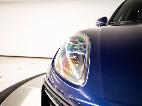 Certified 2025 Porsche Macan AWD/4WD image 13