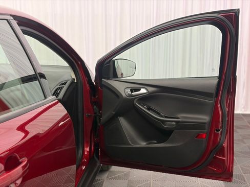 Used 2017 Ford Focus SE w/ Cold Weather Package FWD image 15